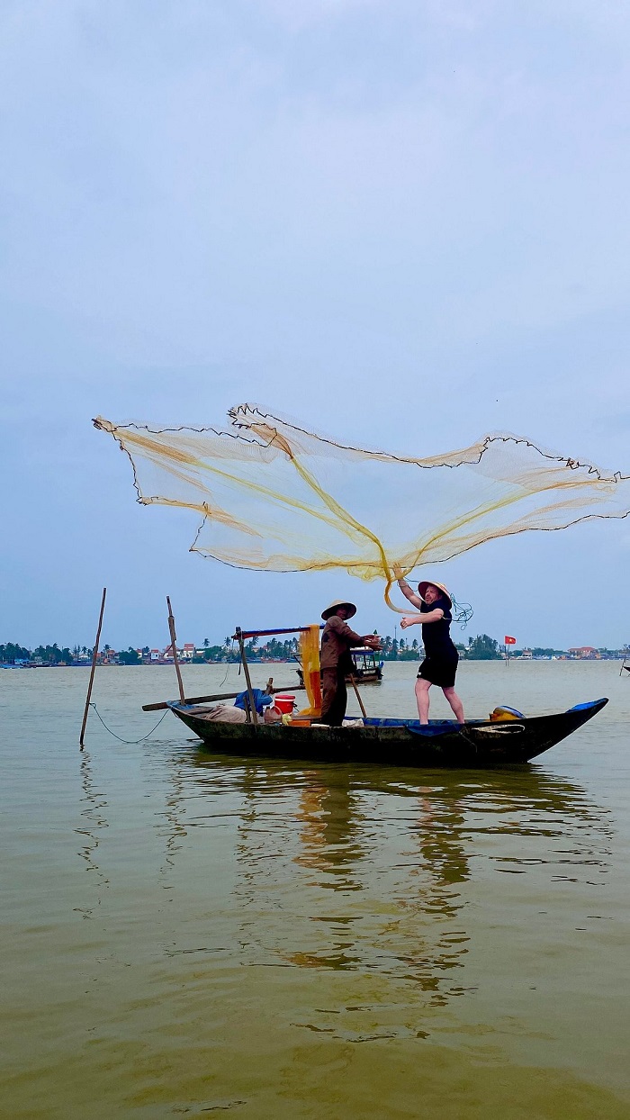Basket boat tour with local fisherman casting a net in Hoi An
