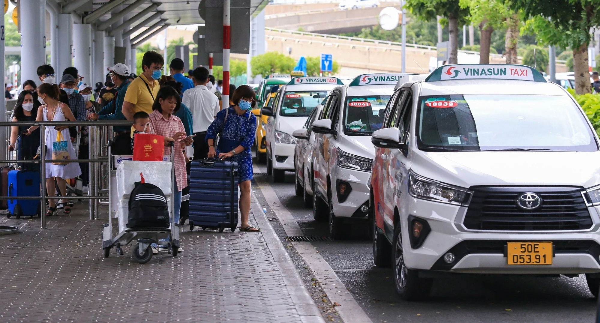 Warning sign at Da Nang airport cautioning travelers against unlicensed taxi touts and unofficial transport operators