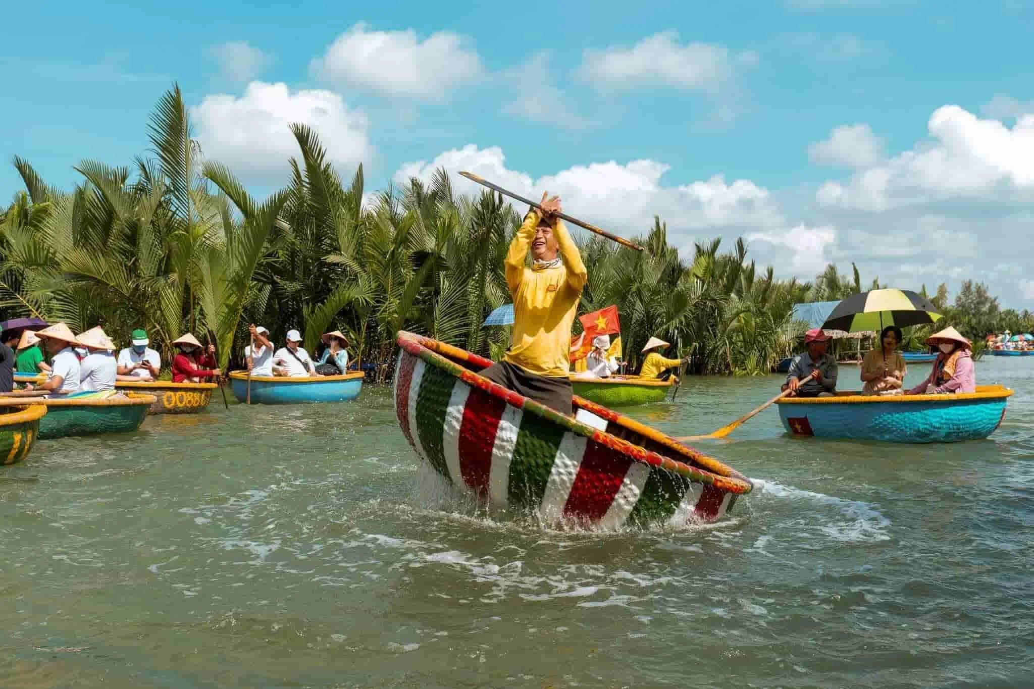 Basket Boat Spinning Performance Hoi An: What to Expect & Tipping Guide 1 Local boatman performing 360-degree basket boat spinning with water spray halo in Hoi An Cam Thanh coconut forest