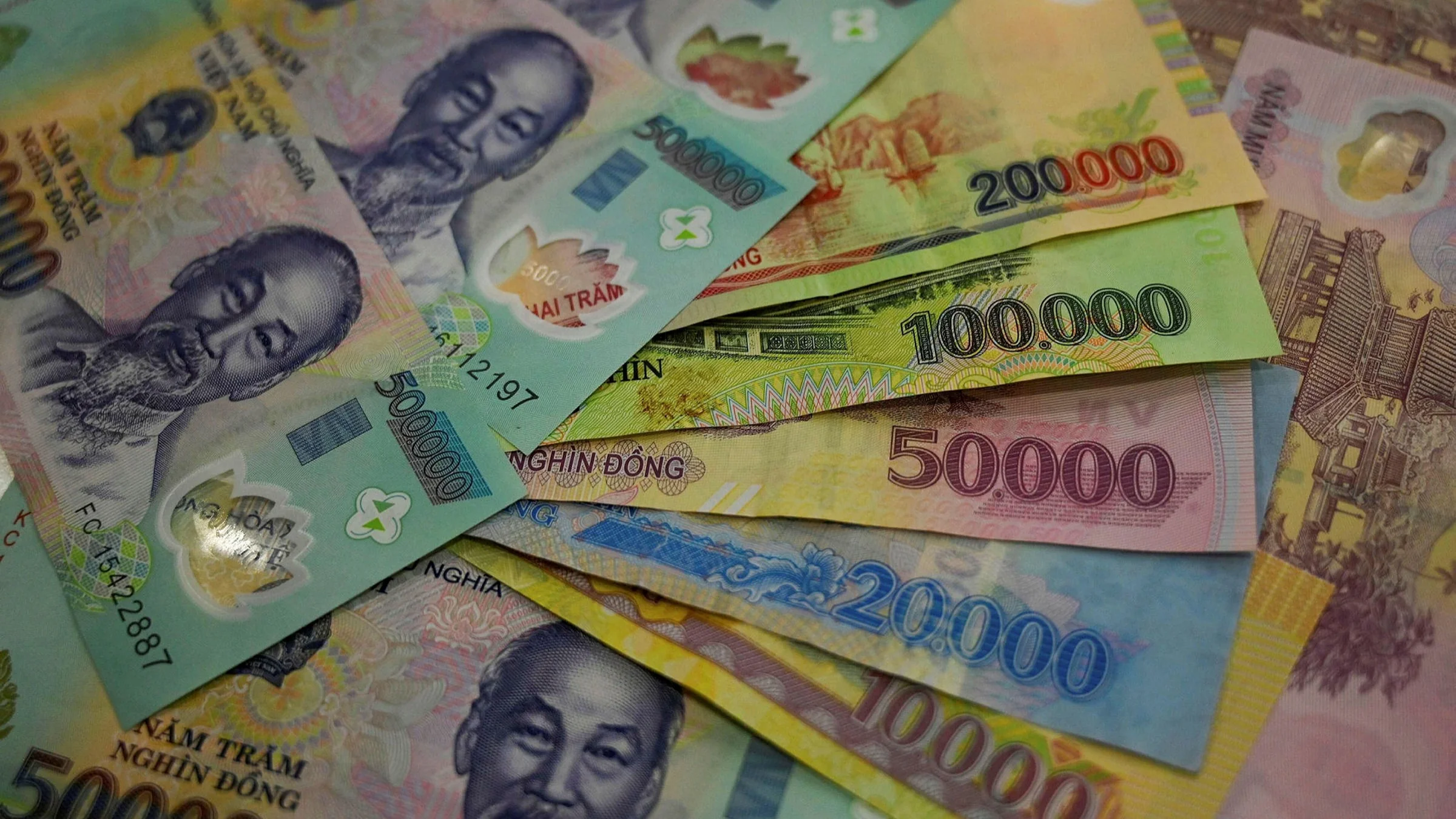 Travel budget planning with Vietnamese Dong cash for a 1-day trip from Da Nang to Hoi An including transport and meals