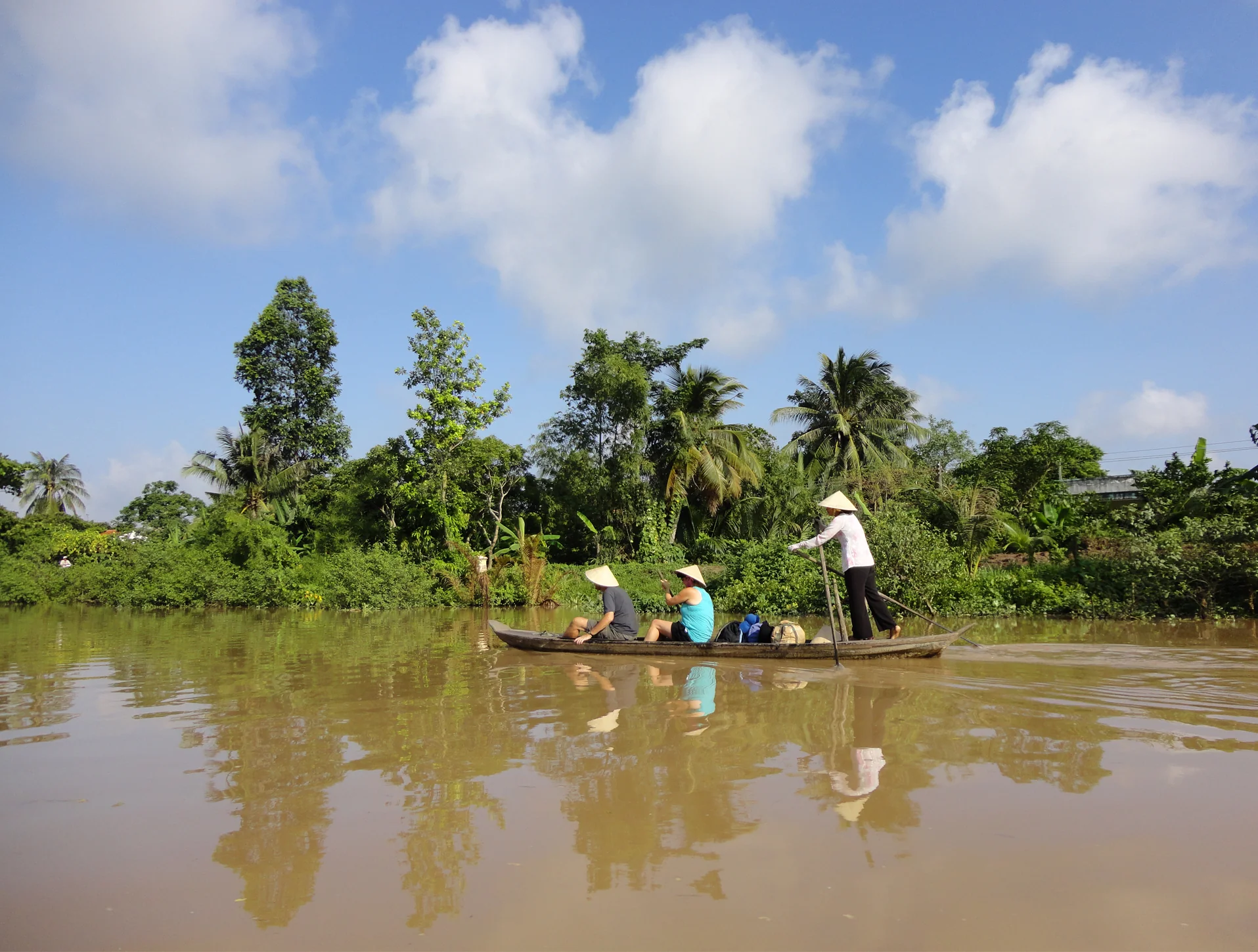 Hoi An Coconut Forest Crab Fishing & Traditional Net Casting Guide 3 Children and families enjoying hands-on crab fishing activity from basket boats on the Cam Thanh river in Hoi An