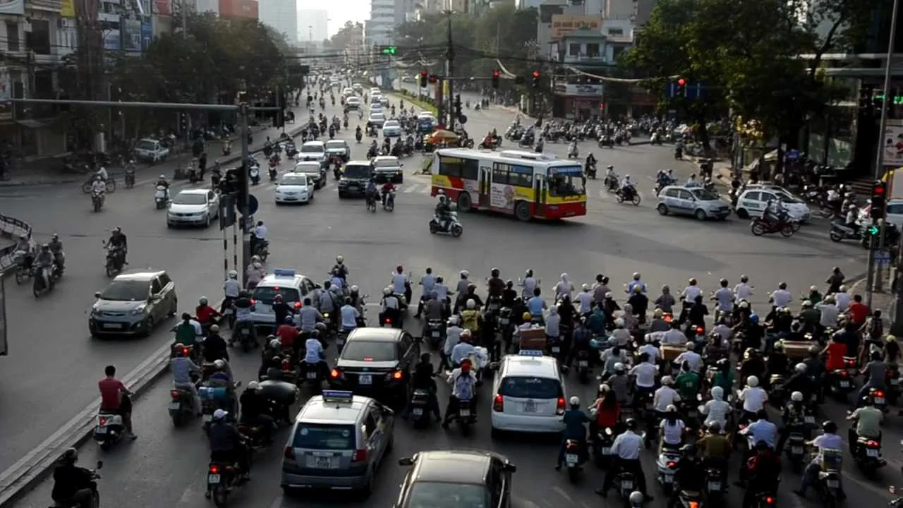 Heavy traffic congestion in Da Nang during rush hour when Grab surge pricing increases fares to Hoi An by 30-60 percent