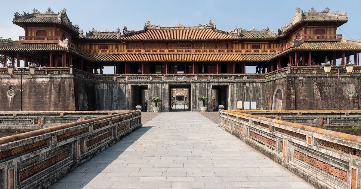 Central Vietnam 4-Day Itinerary: Da Nang, Marble Mountains, Basket Boat & Hoi An 2 The ancient Hue Imperial Citadel (Dai Noi) with its moat and fortified walls — a UNESCO World Heritage Site in Central Vietnam