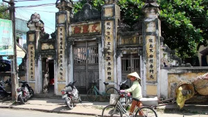 Làng Dừa Xanh 143 Atmospheric street scene in Hoi An Ancient Town with yellow timber houses and lanterns